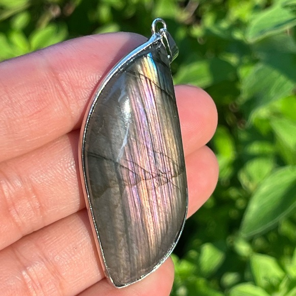 Silver plated labradorite pendant pink purple flash‎ - Picture 1 of 8